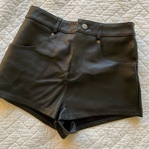 URBAN OUTFITTERS PLEATHER SHORTS